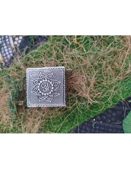CAJITA DECORATIVA PLATEADA 5 X 5 X 4 CM