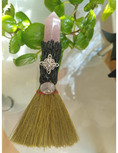 ESCOBA DE BRUJA CON MINERAL CUARZO ROSA
